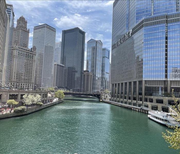chicago river scene with skyscrapers